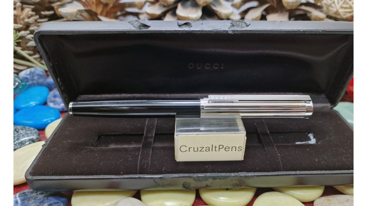 Pluma Estilográfica Gucci Modelo Cilindra con Capuchón Cromado